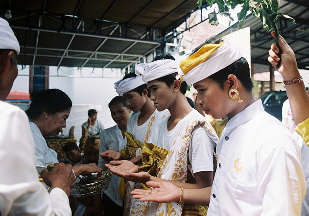 Mepandes Bali tradition