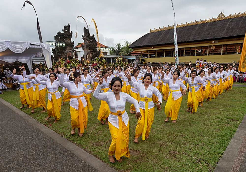 Rajeng Dance Bali – Image by Ebi Triastika via