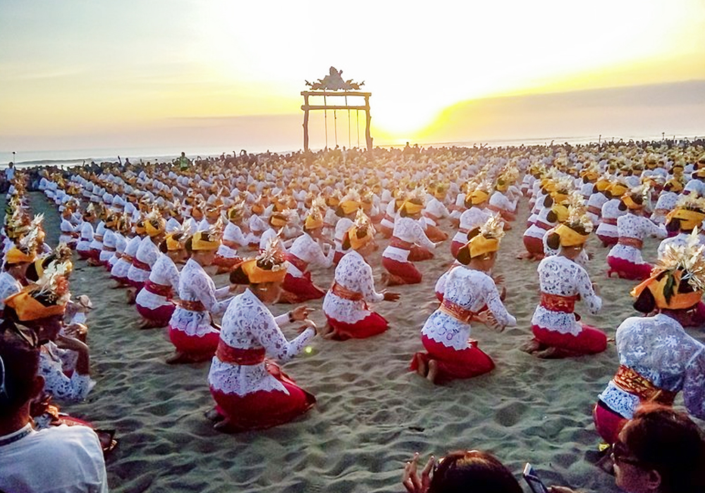 Tenun Dance Bali – Image by Herryz via