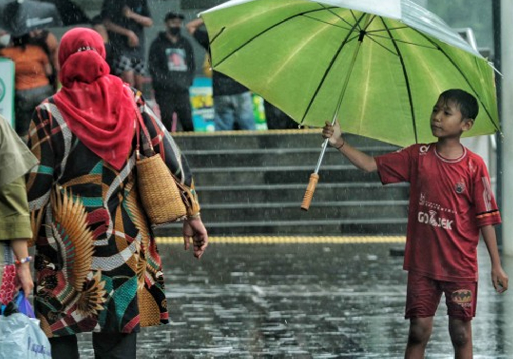 Umbrella service or "Ojek Payung" 