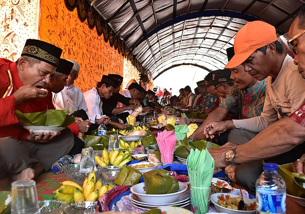 "Bajamba" Minangkabau eating together tradition