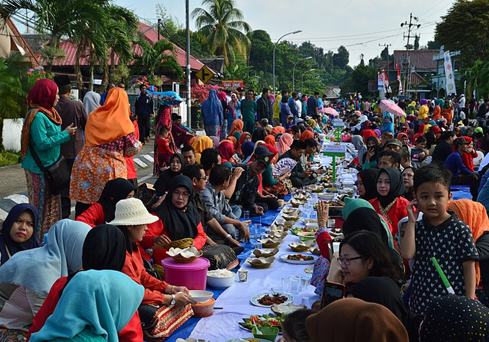 "Baseprah Erau" Kalimantan eating together tradition