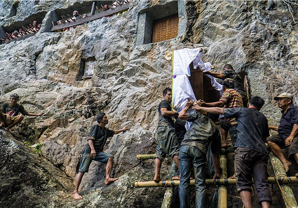 Ma'pe Liang burial in a rock borrow or cave