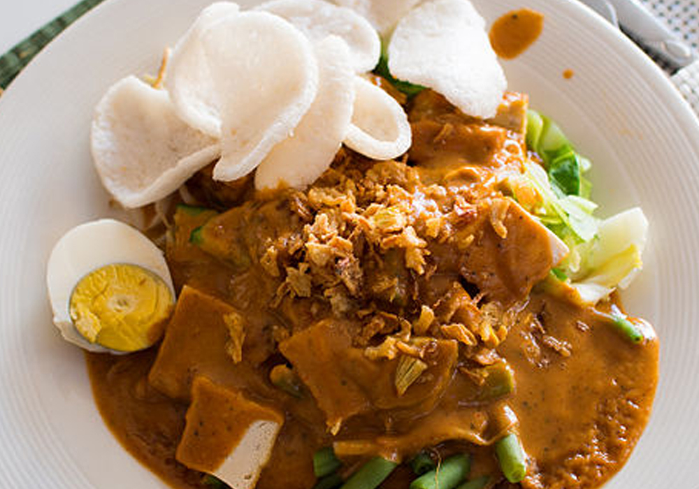 Gado gado with peanut sauce 